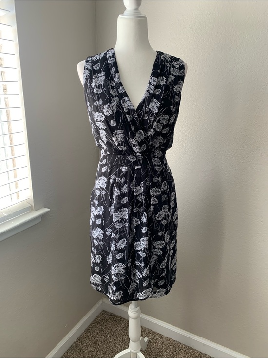 Banana Republic Dresses & Skirts - Banana Republic Black and White Floral V-Neck Mini Dress
